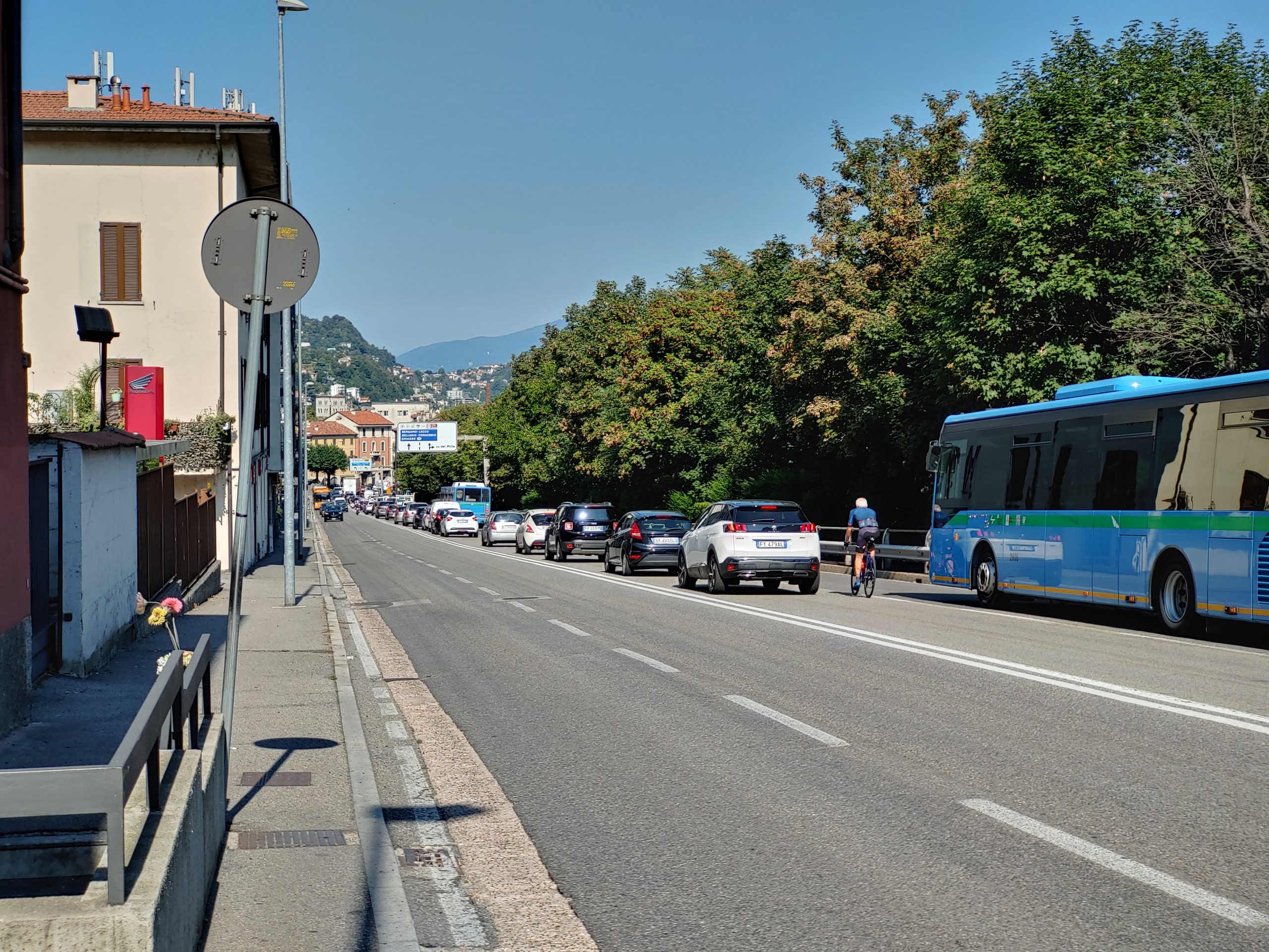 Traffic arriving in Como